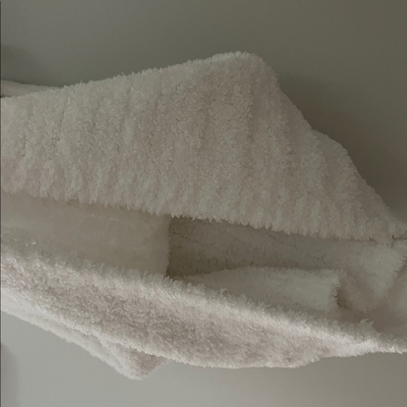 Pottery Barn White Cozy Ribbed Robe Quiet Luxury Spa Resort Size: 44 in x 25 in - Picture 7 of 13